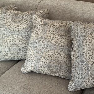 ENGLAND Furniture Sophisticated Gray Medallion  Accent Pillows Set of 4